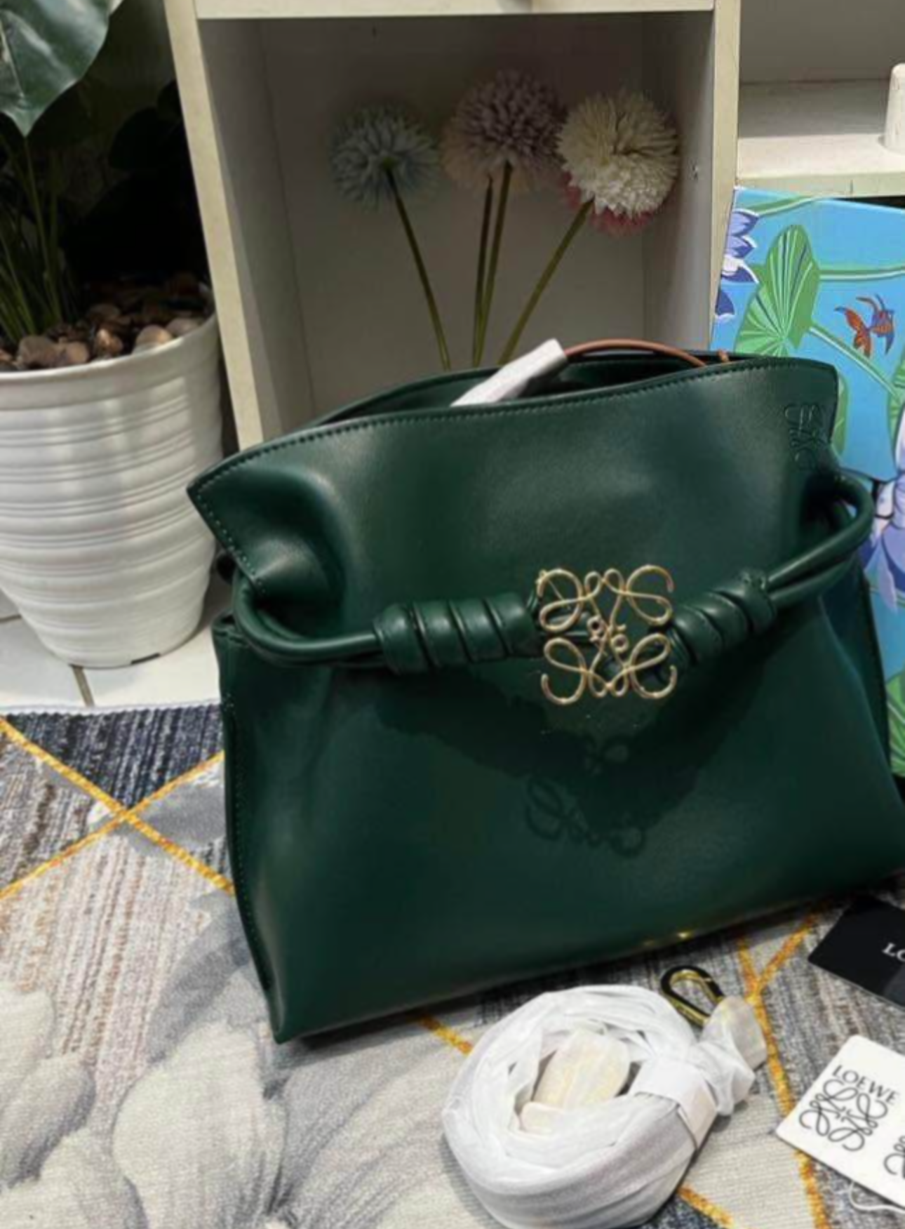 ‏loewe tote medium