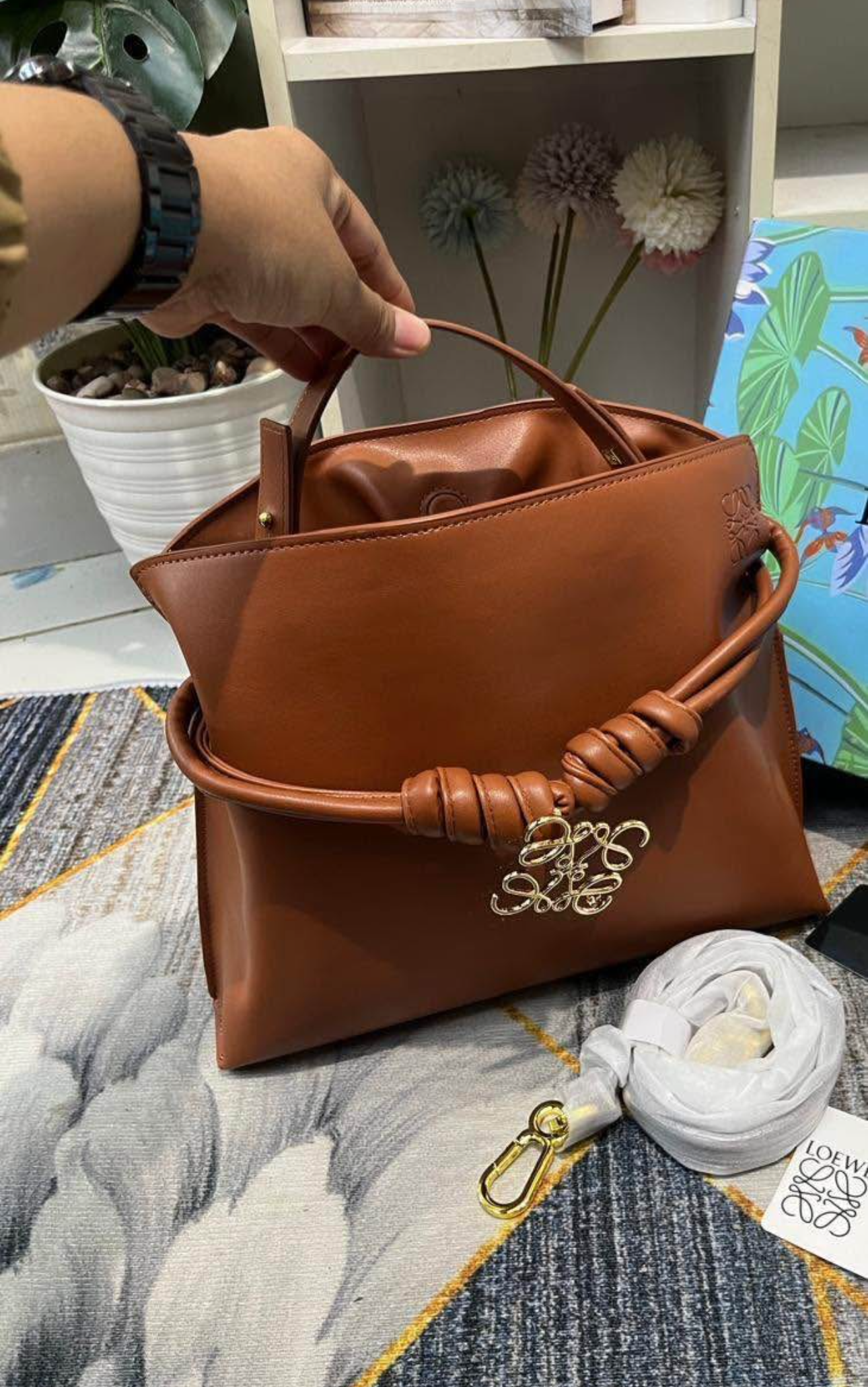 ‏loewe tote medium