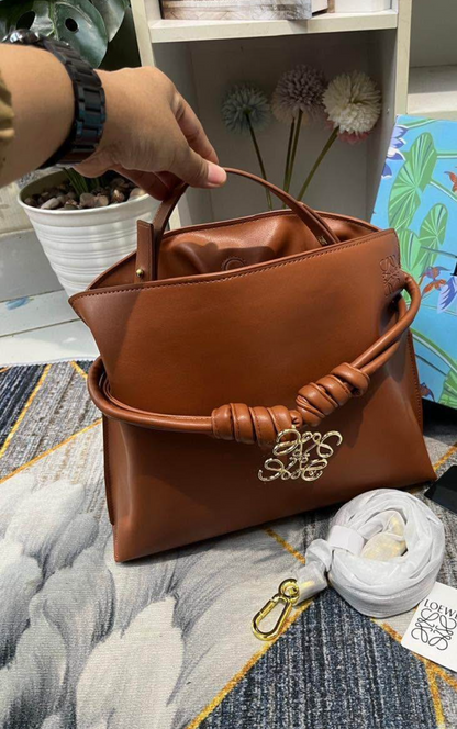 ‏loewe tote medium