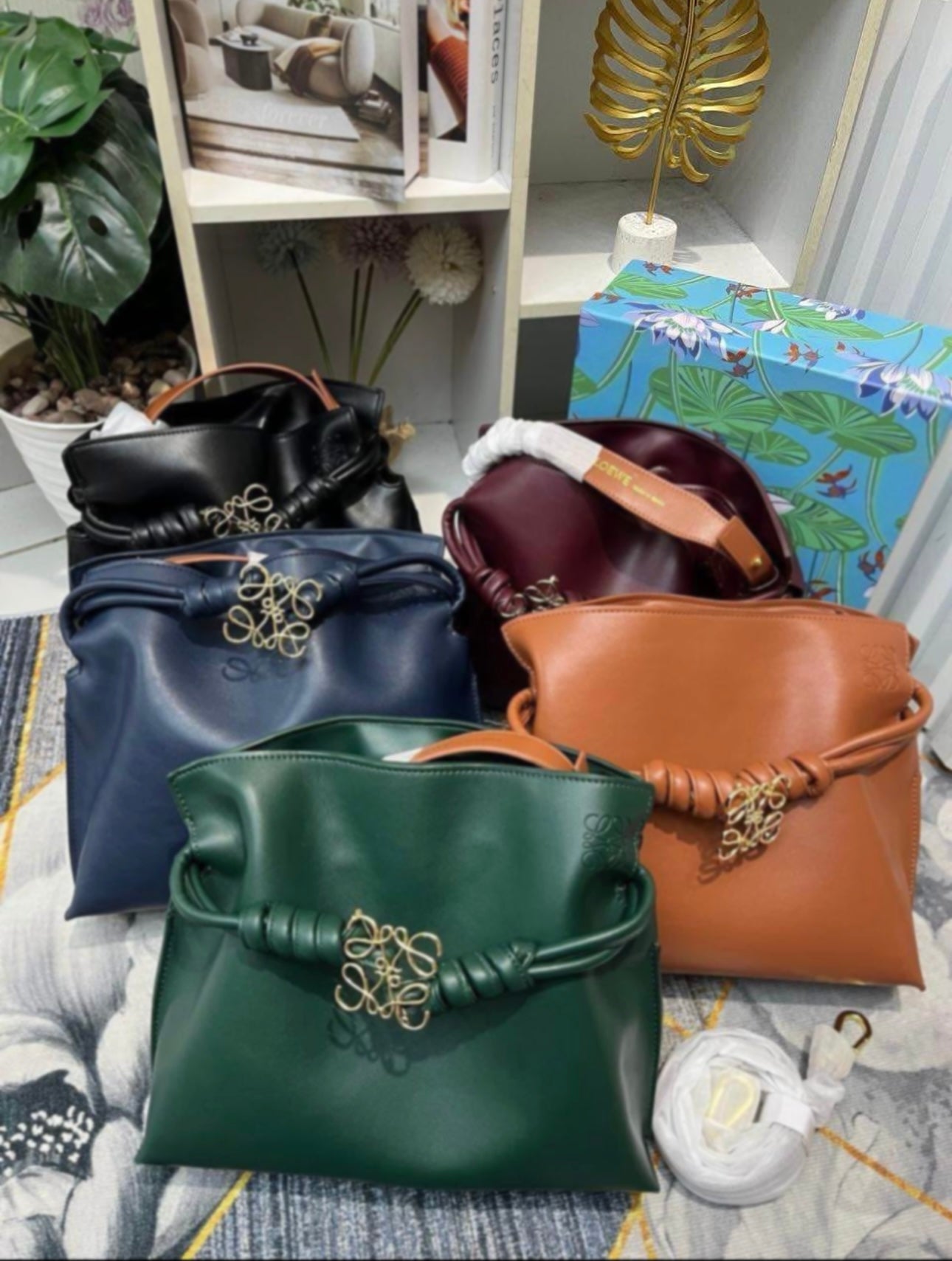 ‏loewe tote medium