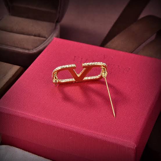 Valentino broche